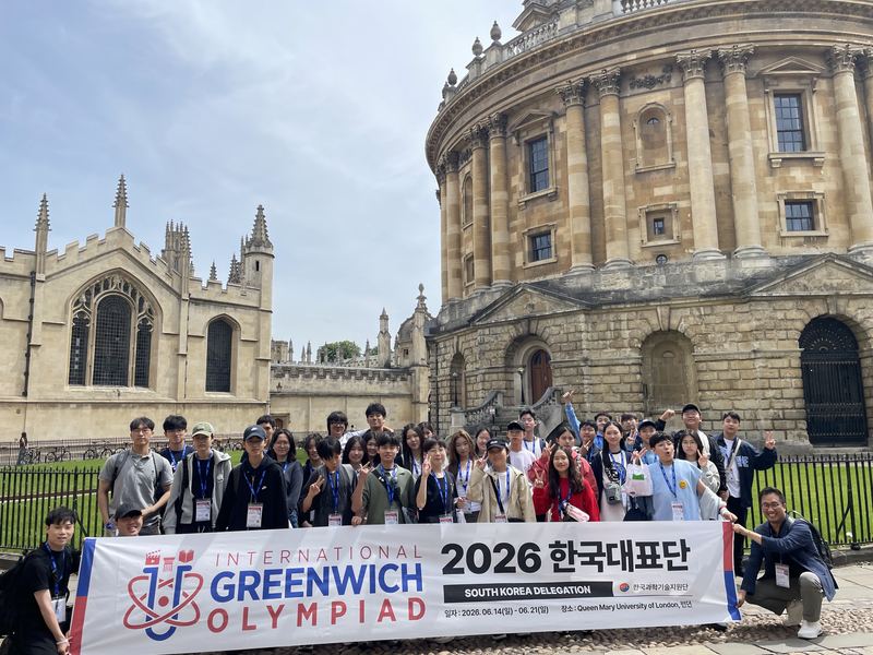 The delegation with their banner in front of the Radcliffe Camera in Oxford