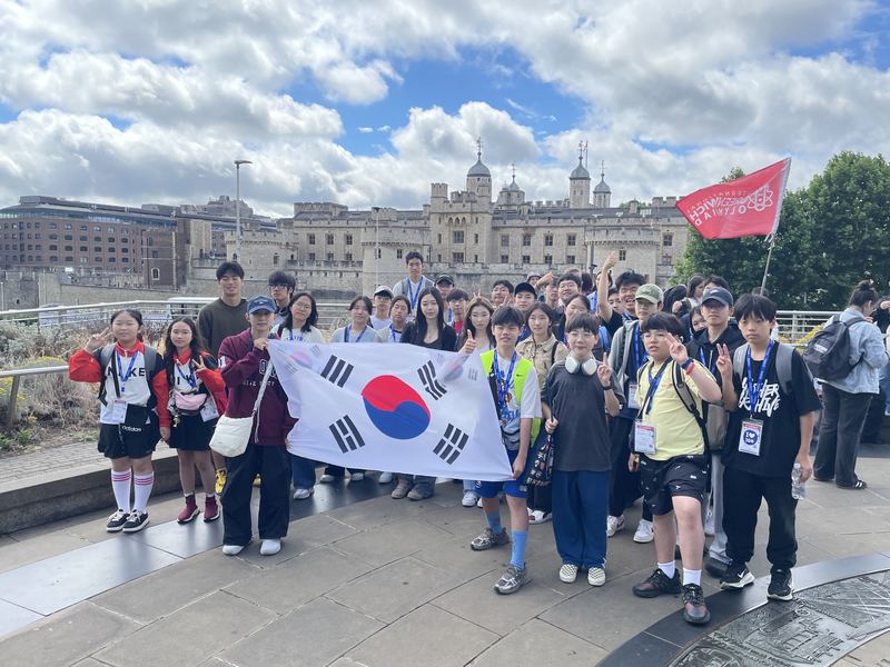 The delegation holding a Korean flag in front of the Tower of London